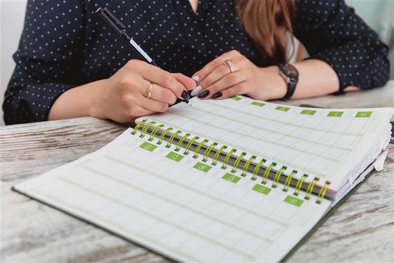 Mujer escribiendo en un cuaderno